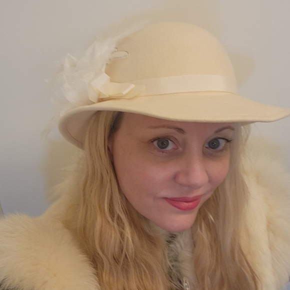 60s Floral Feathered Bowler Hat - Picture 14 of 15